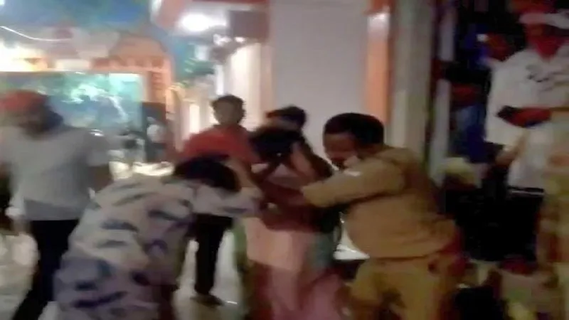 सीतापुर : मामूली विवाद में महिला की पिटाई, राज्यमंत्री के बेटे और ड्राइवर सहित पुलिसकर्मी पर आरोप