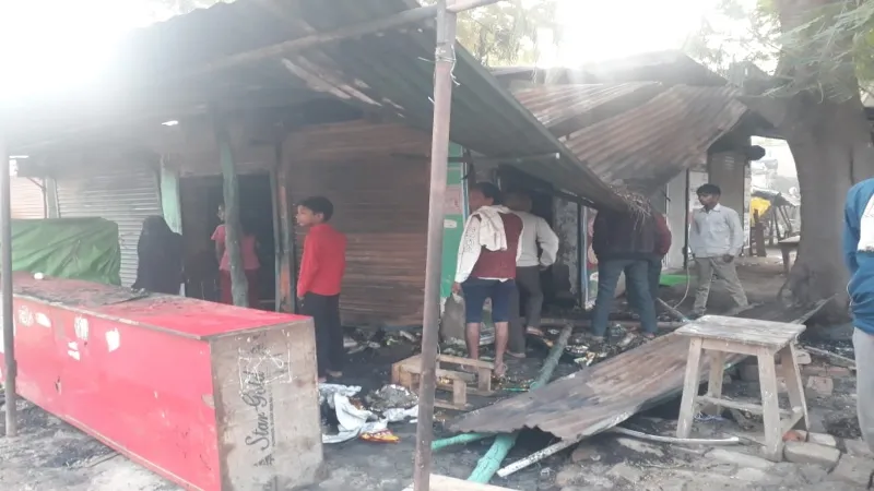 किराना और मिठाई की दुकान में लगी आग, लाखों का माल जला 