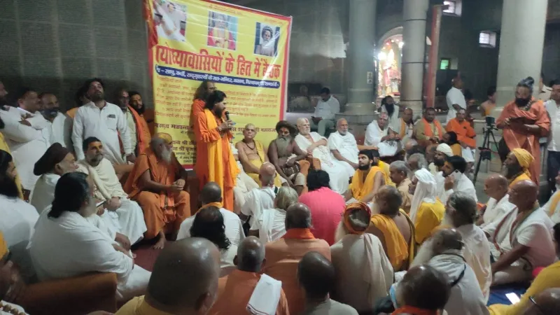 अयोध्या : नोटिस देने पर भड़के संत, कहा - मंदिरों को उजाड़ा तो होगा बड़ा आंदोलन 