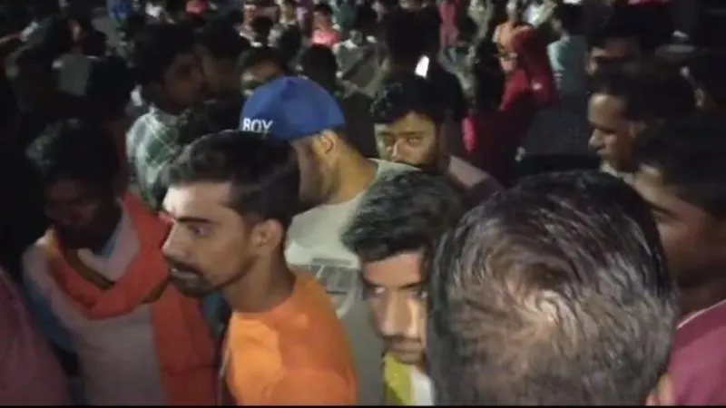 हरदोई में युवती को दबंगों ने पीटा, पुलिस के रवैए से नाराज भीड़ ने जाम की सीतापुर रोड