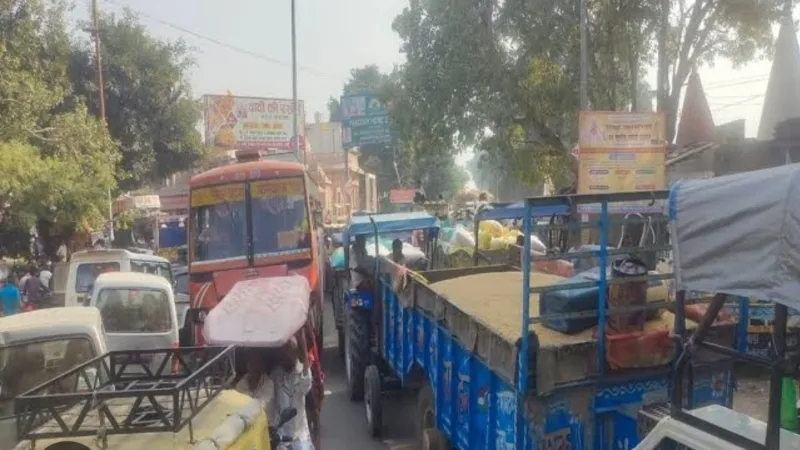 हरदोई में लखनऊ-पलिया हाई-वे पर लगा भीषण जाम, ट्रैफिक पुलिस भी हुई फेल