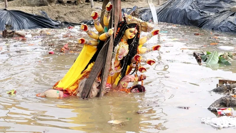 लखनऊ : जयकारों के साथ मां दुर्गा की प्रतिमाओं का हुआ विसर्जन, भावुक हुए भक्त