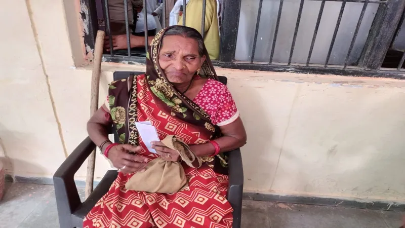 बहराइच में मां को ही घर से भगा रही बेटी, एसडीएम को शिकायत सुनाते रोने लगी महिला