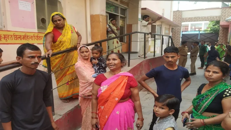 सीतापुर : प्रसव के दौरान नवजात की मौत, अस्पताल में परिजनों ने किया हंगामा