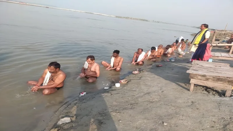 रायबरेली : अमावस्या पर जल तर्पण और पिंडदान कर किया गया पितृ विसर्जन 