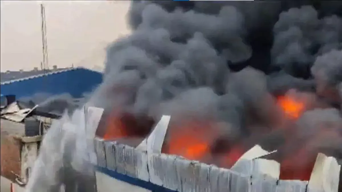 हावड़ा में गोदाम में लगी भीषण आग, दमकल की 11 गाड़ियां मौके पर मौजूद