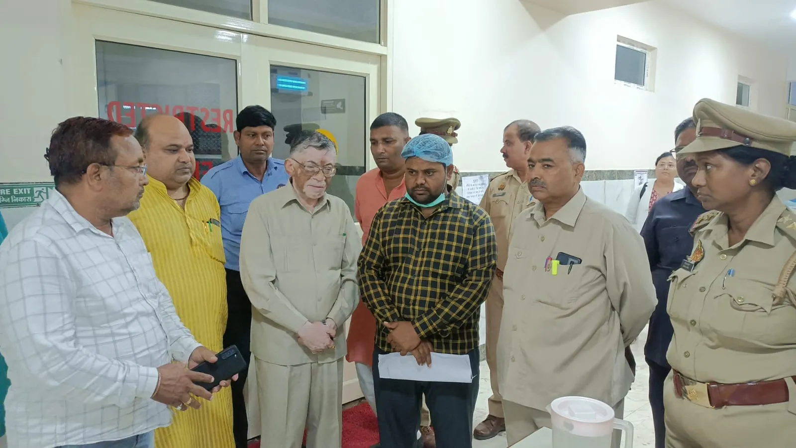 बरेली: संतोष गंगवार ने अस्पताल पहुंचकर छात्रा का हाल लिया, पूर्व विधायक भी पहुंचे