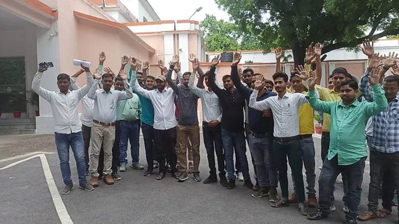 बहराइच के पंचायत सहायकों ने मांगों को लेकर दिया धरना, डीएम को सौंपा ज्ञापन