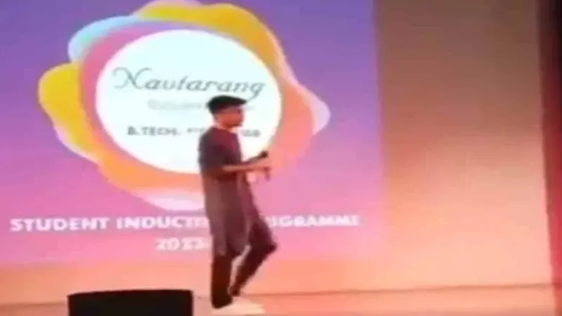 ABES इंजीनियरिंग कॉलेज की दो प्रोफेसर सस्पेंड, जय श्रीराम बोलने पर छात्र को मंच से उतारा   