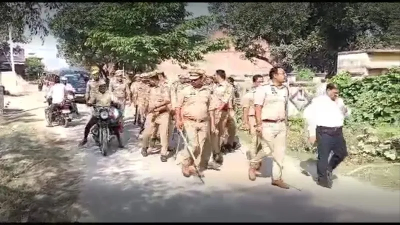 कौशाम्बी में बड़ा बवाल, दबंगों ने प्रधानपति को खंभे से बांधकर पीटा - ग्रामीणों ने जाम की रोड