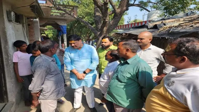 अयोध्या : हादसे में मृतक और घायलों के परिजनों से मिले पूर्व मंत्री, बंधाया ढांढस 