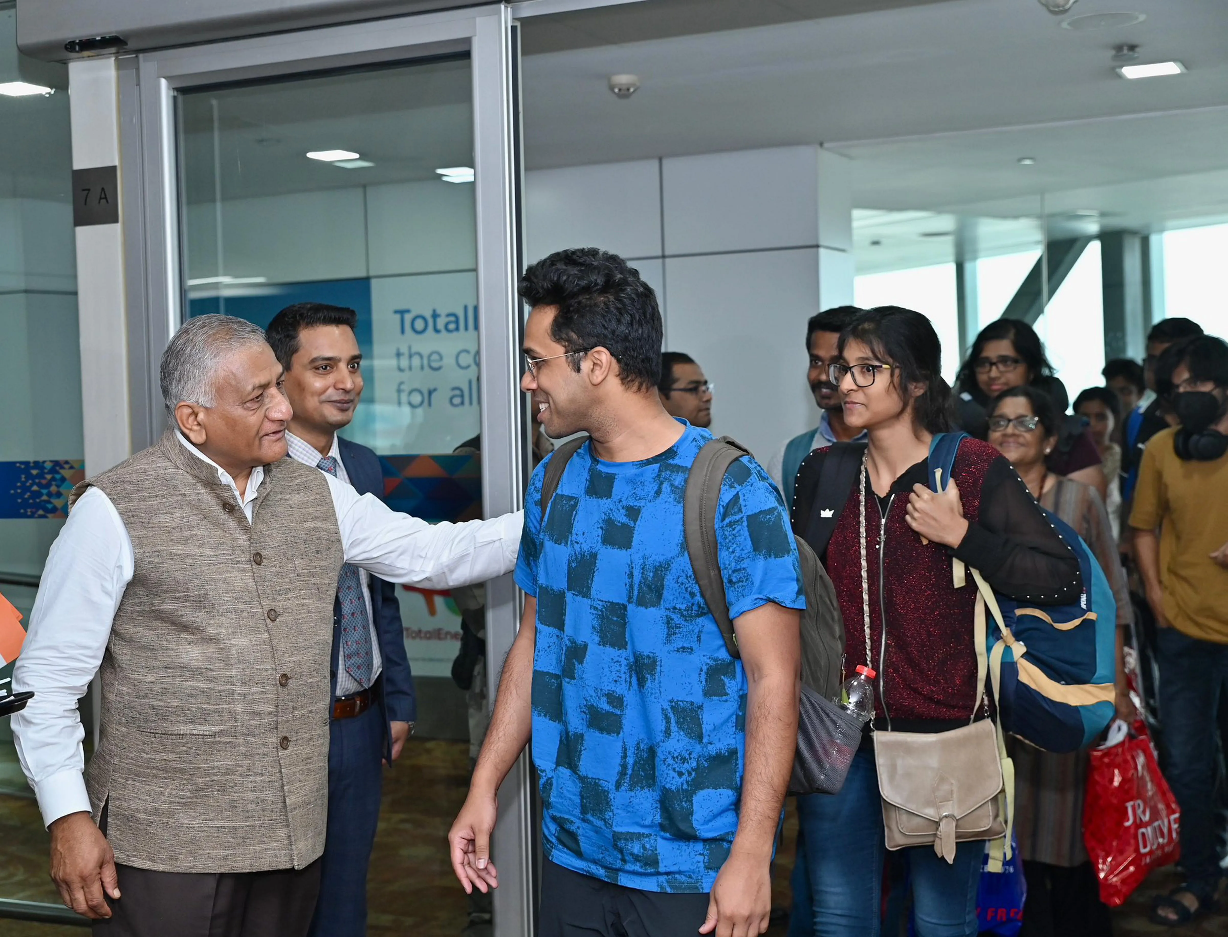 Operation Ajay: इजरायल से भारतीय नागरिकों का चौथा जत्था पहुंचा दिल्ली, केंद्रीय मंत्री वीके सिंह ने किया स्वागत