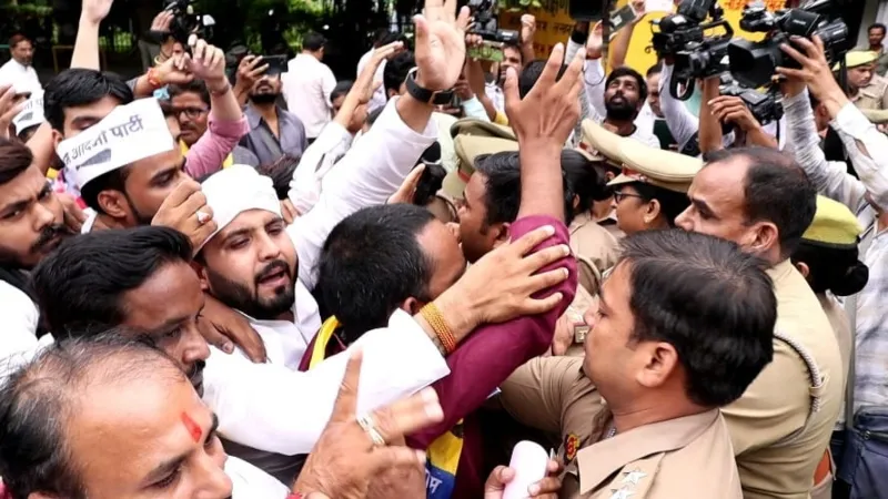 लखनऊ: संजय सिंह पर ED छापेमारी के विरोध में AAP का प्रदर्शन, पुलिस और कार्यकर्ताओं में तीखी झड़प