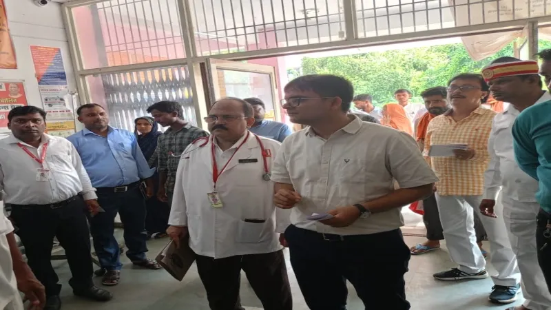 बाराबंकी डीएम ने किया जिला चिकित्सालय का औचक निरीक्षण, दो पर गिरी गाज 