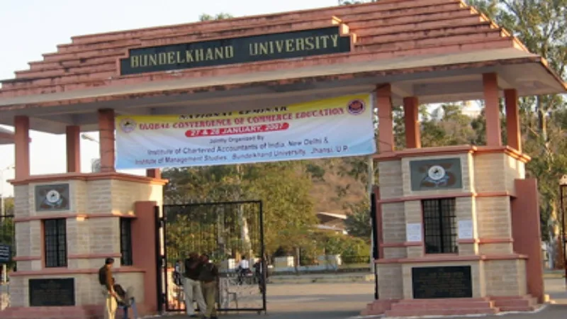 बुंविवि में शिक्षकों पर भ्रष्टाचार का आरोप, एबीवीपी ने किया प्रदर्शन