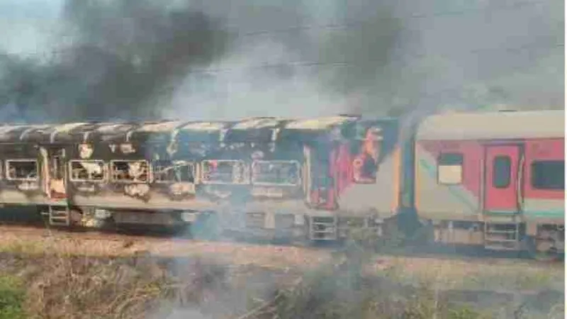 Burning train बनी पातालकोट एक्सप्रेस, कई यात्री झुलसे  