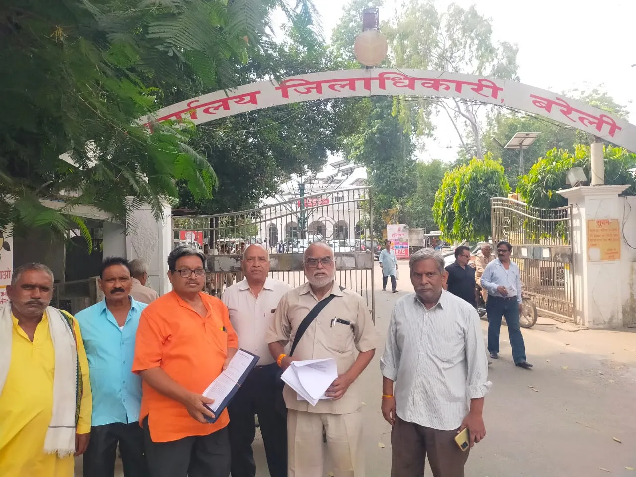 बरेली: 'रबड़ फैक्ट्री के लिए अधिग्रहण जमीन की दिलाई जाए धनराशि', डीएम से मिला कर्मचारियों का प्रतिनिधि मंडल