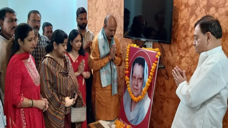 हरदोई में राजमाता की जयंती पर सम्मानित हुईं महिलाएं, BJP जिलाध्यक्ष और समाजसेवी ने दी श्रद्धांजलि  