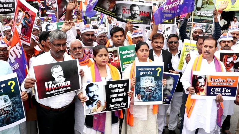 लखनऊ: डॉ सोनेलाल पटेल की पुण्यतिथि पर अपना दल कमेरावादी का प्रदर्शन, CBI जांच की उठाई मांग