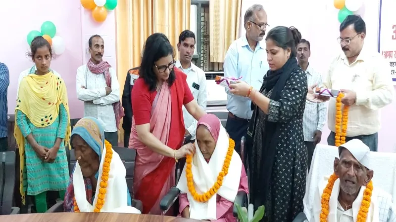 बहराइच : शतक पूरा करने वाले मतदाताओं को डीएम ने किया सम्मानित
