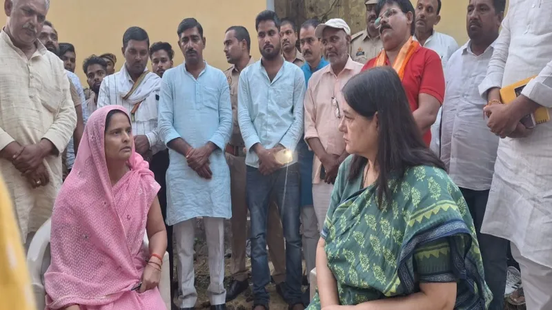 सुलतानपुर डॉक्टर हत्याकांड : चिकित्सक की पत्नी से मिलकर सांसद ने व्यक्त की शोक संवेदना