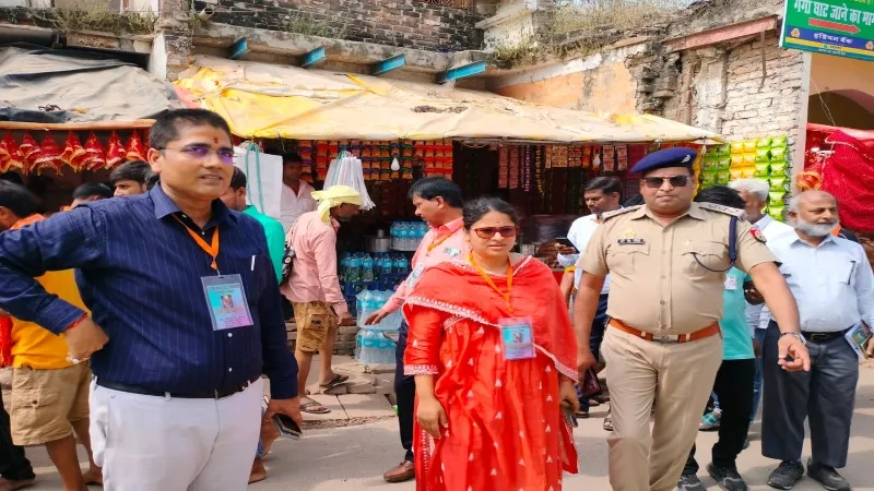 मीरजापुर : नवरात्रि मेला में डीएम-एसपी ने लिया सुरक्षा का जायजा 