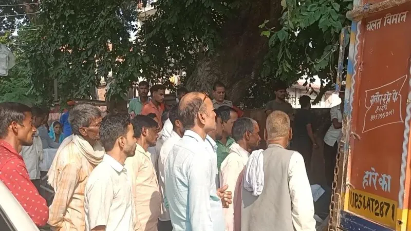 हरदोई : तेज रफ्तार बस ने बाइक को मारी टक्कर, तीन की मौत