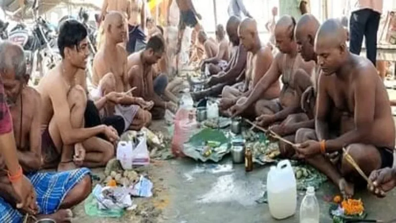 पितृ विसर्जन : संगम में पितरों का किया तर्पण, प्रार्थना कर मांगी सुख-शांति   