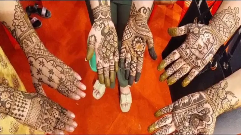 Karwa Chauth : हाथों में मेहंदी लगवा रहीं सुहागिनें, कल रखेंगी निर्जला व्रत - Video