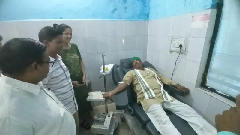 बहराइच : किसान नेता महेंद्र सिंह टिकैत की जयंती पर किया रक्तदान