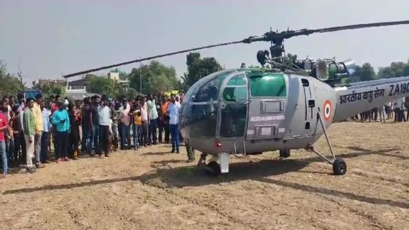 Prayagraj News : खेत के बीच हुई सेना के हेलीकॉप्टर की Emergency लैंडिंग 