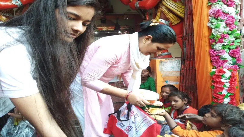 शारदीय नवरात्रि : कन्या पूजन कर रहे भक्त, मां सिद्धिदात्री के दर्शन को मंदिरों में लगी भीड़ 