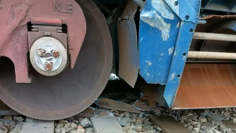 UP News : सोनभद्र में डिरेल हुई मालगाड़ी, ट्रैक कराया जा रहा क्लियर 