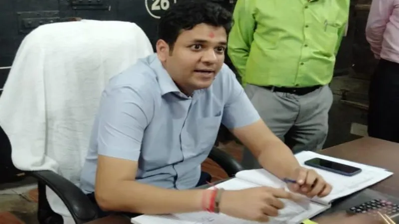 झांसी DM ने दी जनपदवासियों को विजयदशमी की बधाई 