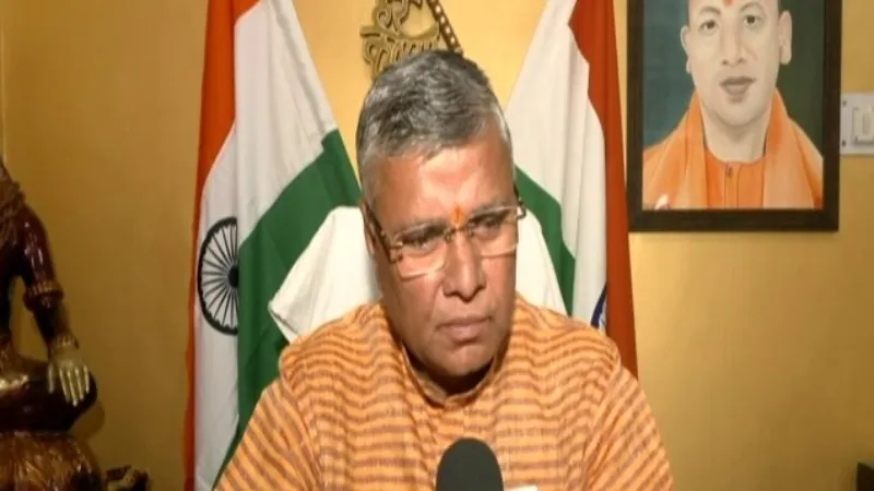 लखनऊ: धर्मवीर प्रजापति का जेल अधिकारियों को निर्देश, कैदियों के लिए पूजा-पाठ, फलाहार की हो व्यवस्था