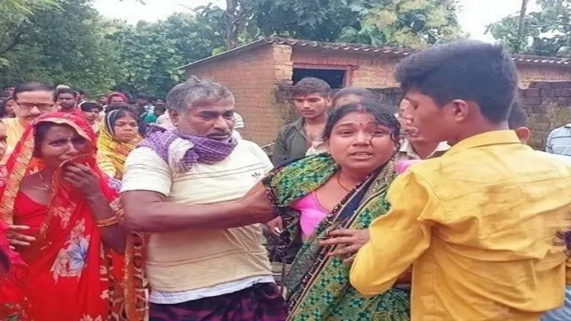 देवरिया हत्याकांड : राजस्व विभाग की टीम पहुंची गांव, आरोपियों की जमीन की होगी पैमाइश