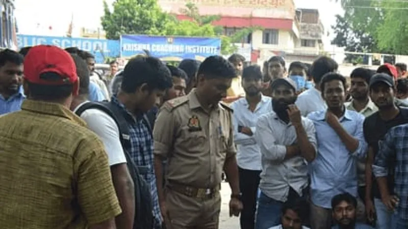 Allahabad university में छात्र को परिसर में आने से रोका, जमकर हुआ हंगामा