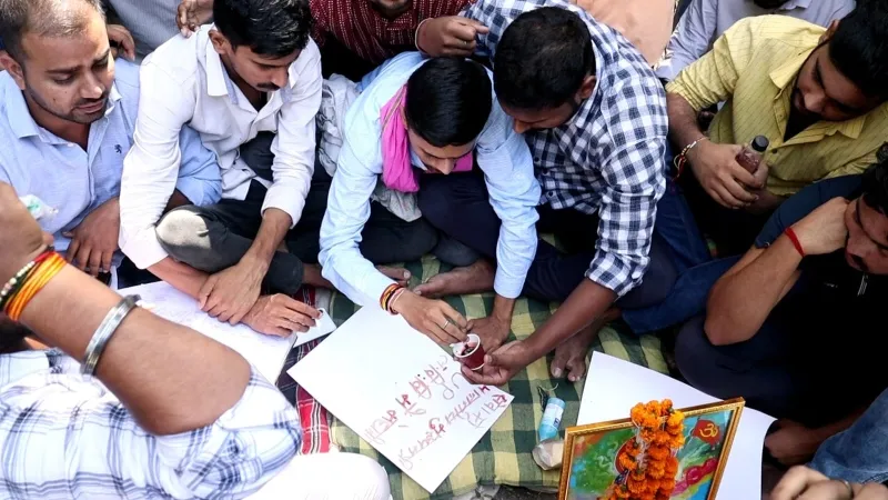 लखनऊ : LU में छात्रसंघ बहाली को लेकर छात्रों ने CM Yogi को खून से लिखा पत्र, चौथे दिन भी धरना जारी