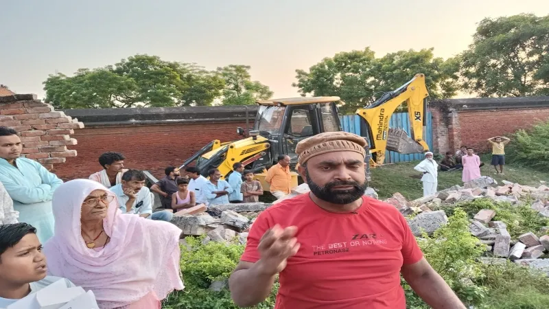 अमेठी में बुलडोजर से ढहाया अवैध निर्माण, शिकायत पर प्रशासन का एक्शन   