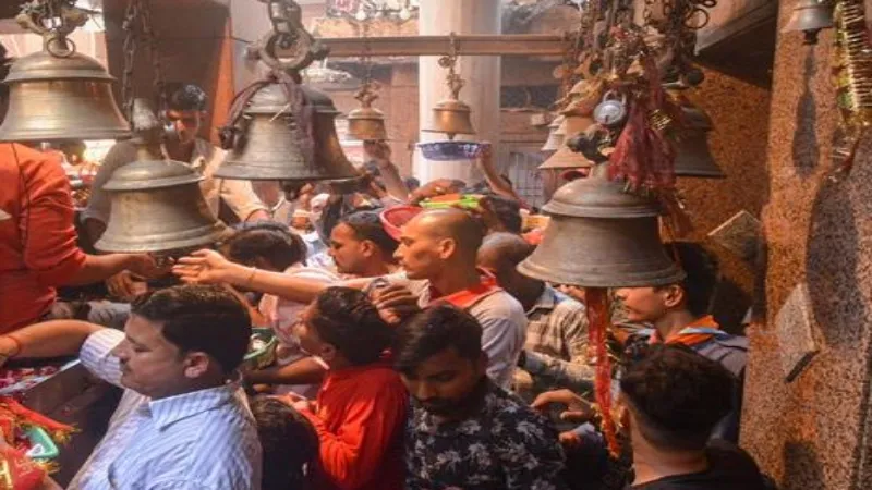 फिरोजाबाद : नवरात्रि की शुरुआत पर मंदिरों में उमड़ी भक्तों की भीड़