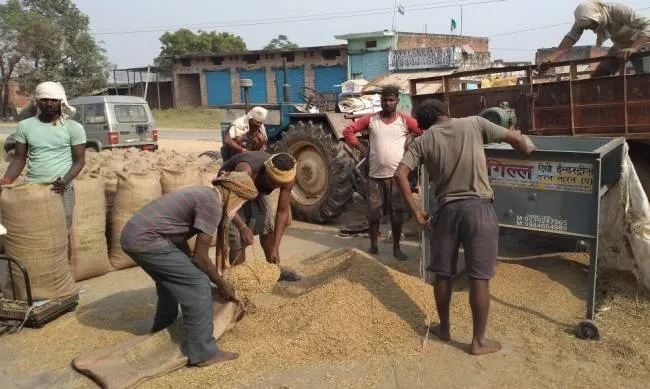 लखीमपुर-खीरी: खाद्य आयुक्त ने क्रय केंद्रों पर धीमी धान खरीद होने पर जताई नाराजगी 