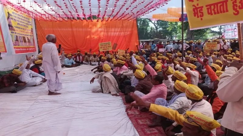 बहराइच में अनिश्चितकालीन धरने पर बैठे धनगर समाज के लोग, उठाई ये बड़ी मांग 
