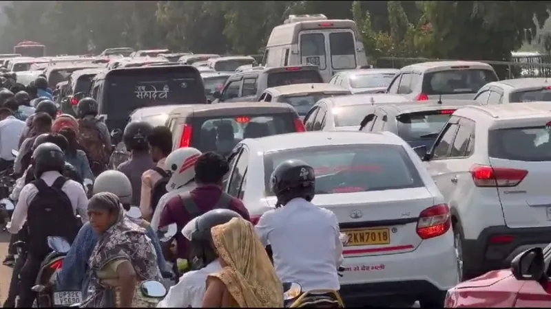 IND Vs ENG मुकाबले के दौरान शहीद पथ पर लगा भीषण जाम, ध्वस्त हुई Traffic Police की व्यवस्था