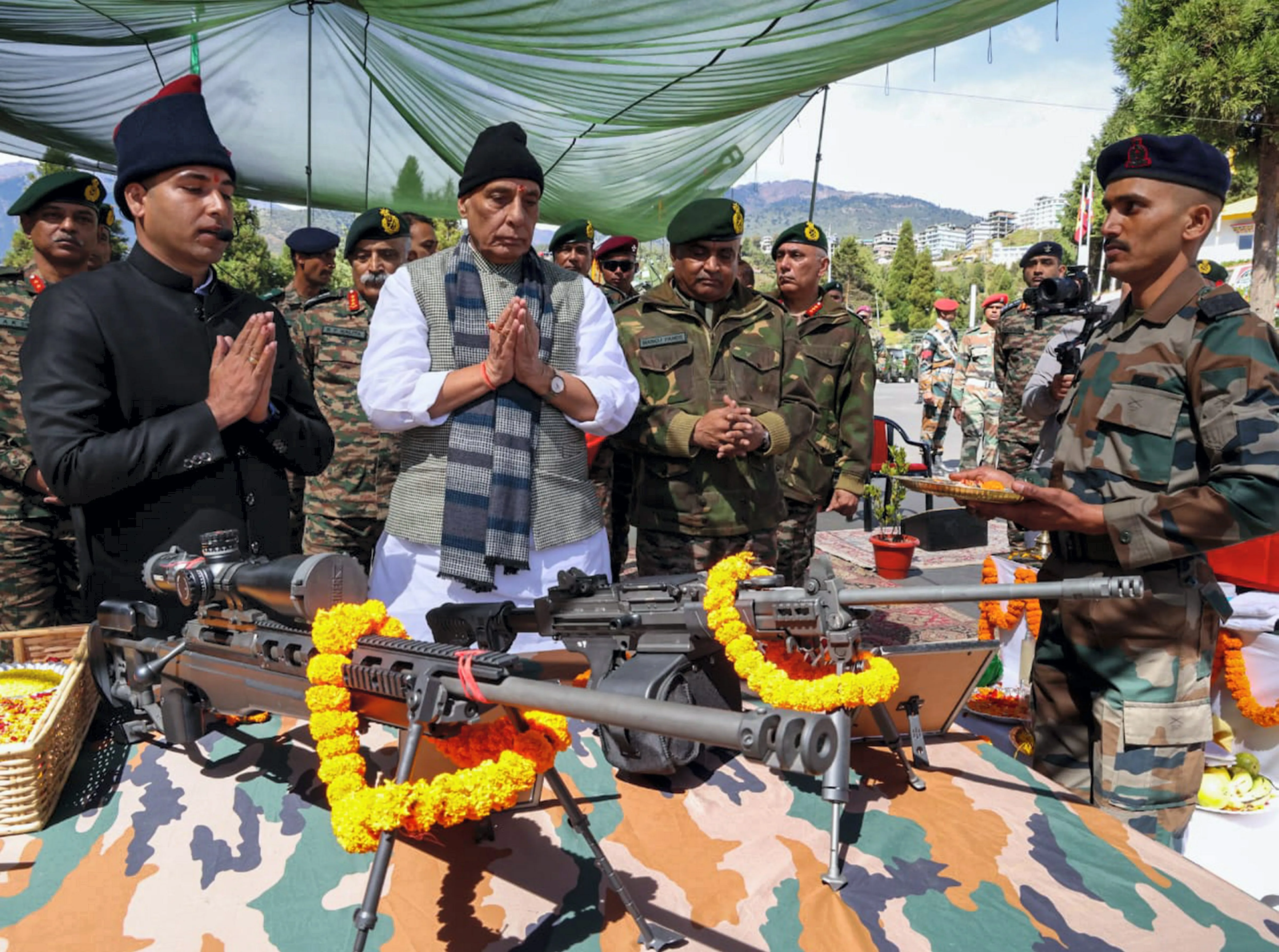 राजनाथ सिंह ने दशहरा पर तवांग में किया शस्त्र पूजन, जवानों के साथ मनाई विजयादशमी 
