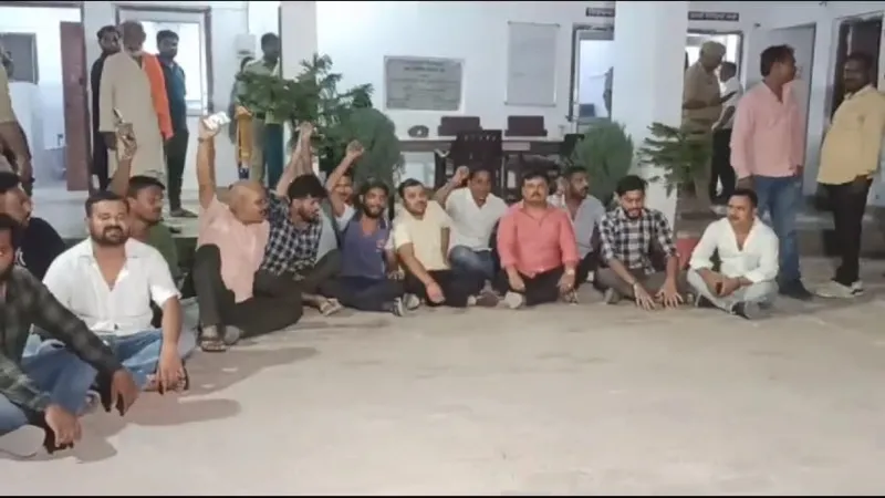 बहराइच : अपनी ही सरकार में कोतवाली में धरने पर बैठ गए भाजपाई, कोतवाल पर लगाए गंभीर आरोप