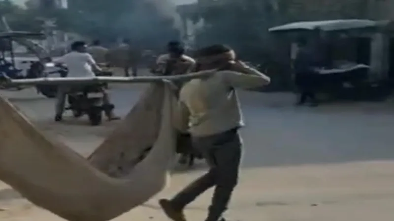 गरीबी के चलते पत्नी का शव बांस पर कपड़ा बांधकर शमशान ले गया पति, चंदे से हुआ अंतिम संस्कार     