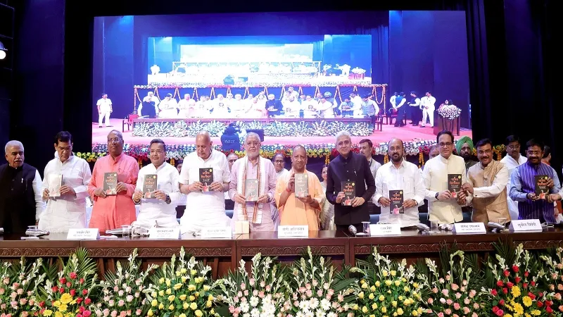 लखनऊ : सीएम योगी ने 'नई भाजपा के नए शिल्पकार' पुस्तक का किया विमोचन