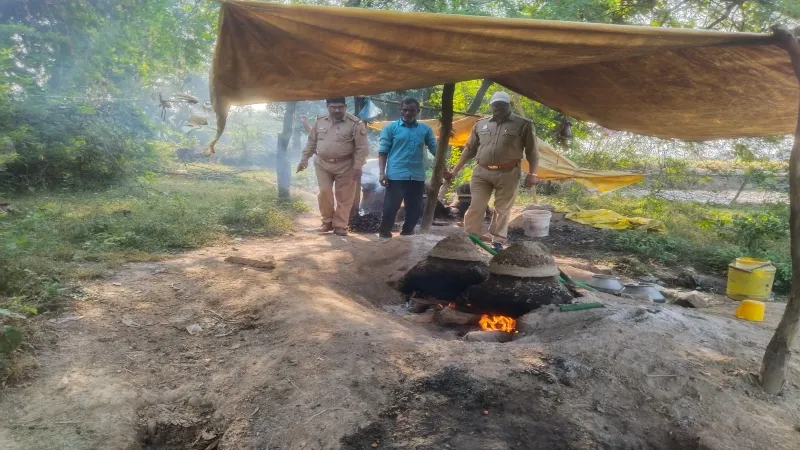 उन्नाव :आबकारी टीम ने अभियान चलाकर पकड़ी 562 लीटर कच्ची शराब, 6 तस्कर भी गिरफ्त में 