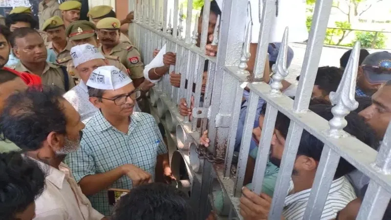 Allahabad university पहुंचे अमिताभ ठाकुर को गेट पर रोका, जोरदार हंगामा - कर्नलगंज थाने पर हुआ प्रदर्शन 