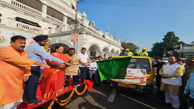 लखनऊ महापौर ने अमृत कलश यात्रा को हरी झंडी दिखाकर किया रवाना 
